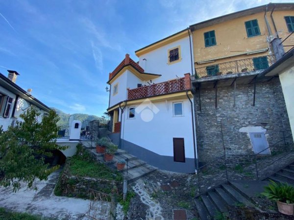 casa indipendente in vendita a Beverino
