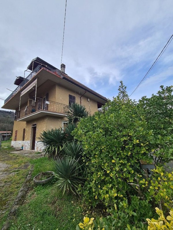 casa indipendente in vendita a Beverino
