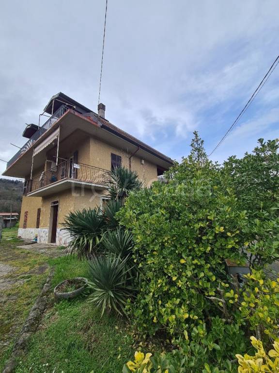casa indipendente in vendita a Beverino