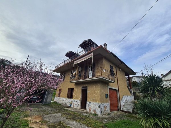 casa indipendente in vendita a Beverino