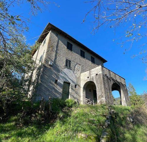 casa indipendente in vendita a Beverino