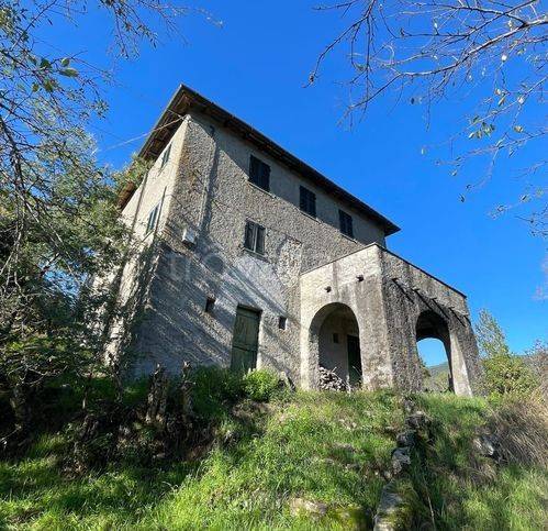 casa indipendente in vendita a Beverino