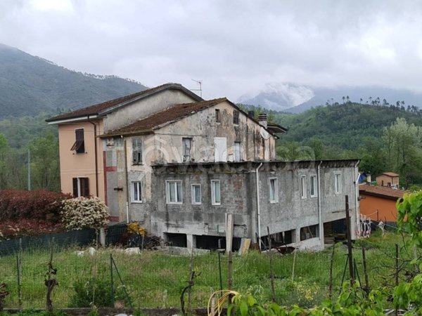 casa indipendente in vendita a Beverino
