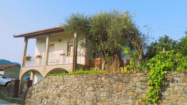 casa indipendente in vendita a Beverino