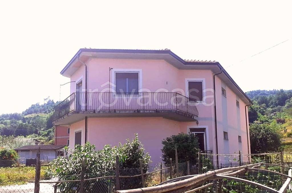casa indipendente in vendita a Beverino