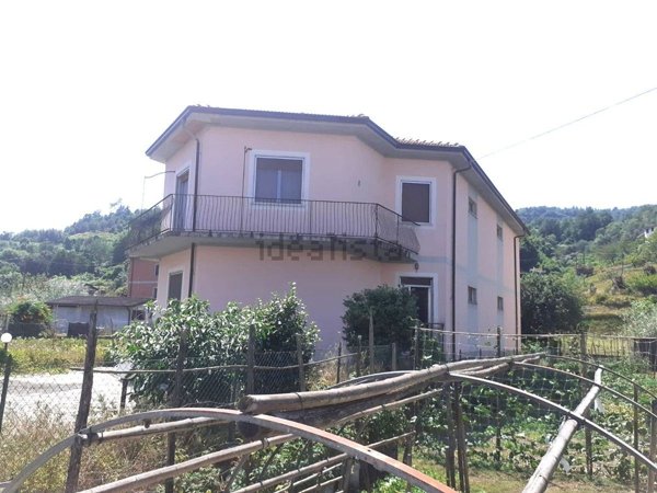 casa indipendente in vendita a Beverino