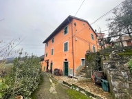 casa semindipendente in vendita a Beverino