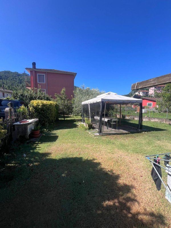 casa indipendente in vendita a Beverino