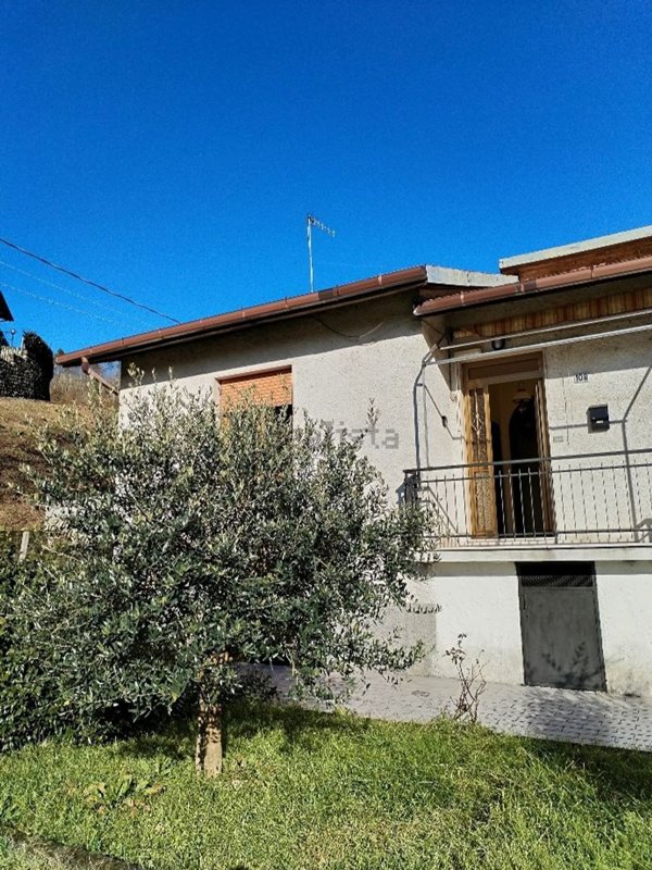 casa indipendente in vendita a Beverino