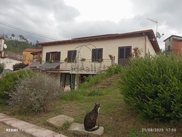 casa indipendente in vendita a Beverino
