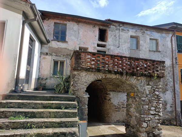 casa indipendente in vendita a Beverino