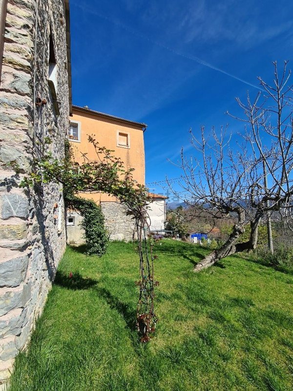 casa indipendente in vendita a Beverino