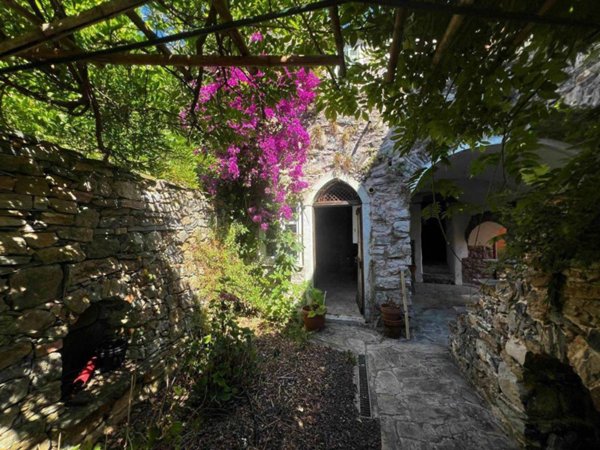 casa indipendente in vendita a Beverino