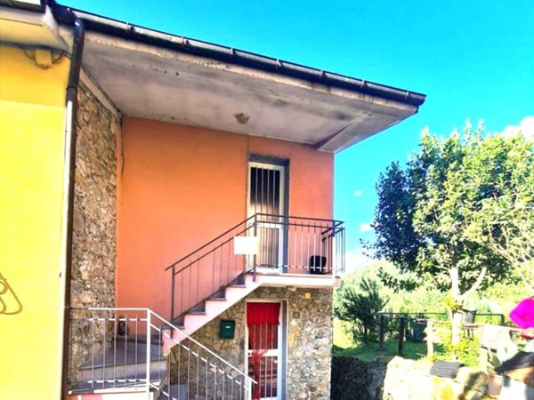 casa semindipendente in vendita a Beverino