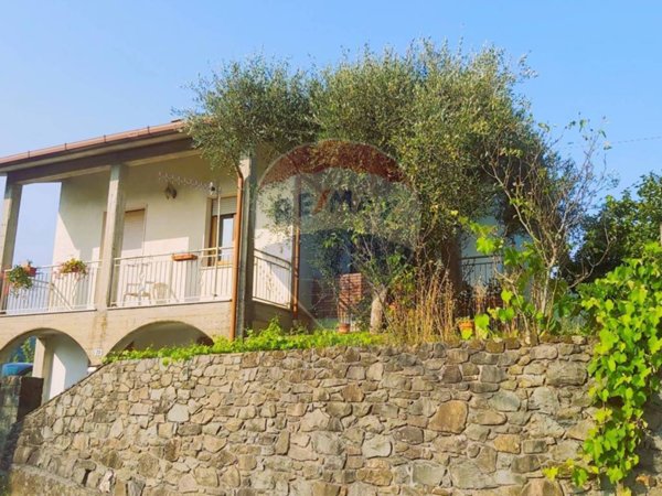 casa indipendente in vendita a Beverino