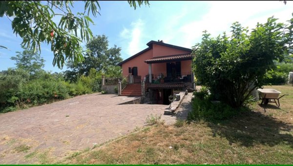 casa indipendente in vendita a Beverino