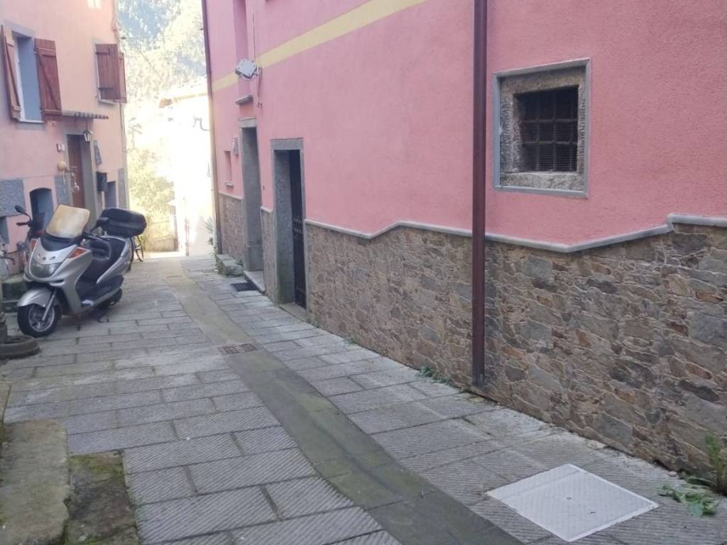 locale commerciale in vendita a Beverino