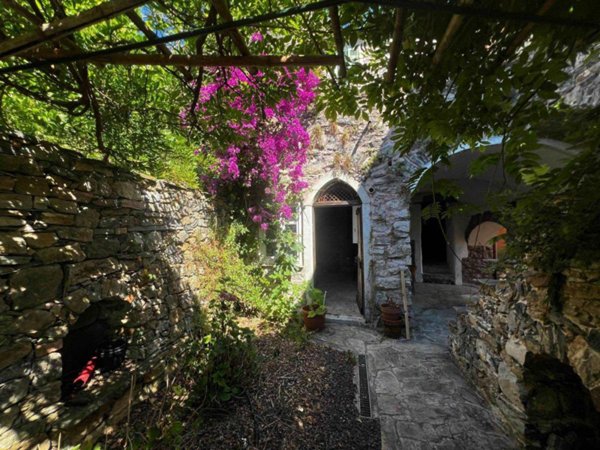 casa indipendente in vendita a Beverino