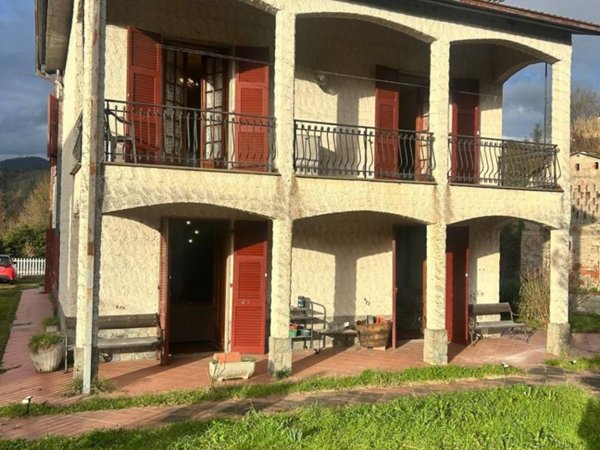 casa indipendente in vendita a Beverino