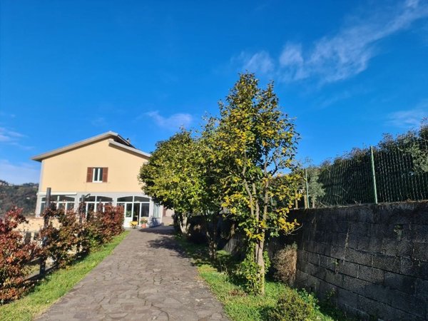 casa indipendente in vendita a Beverino