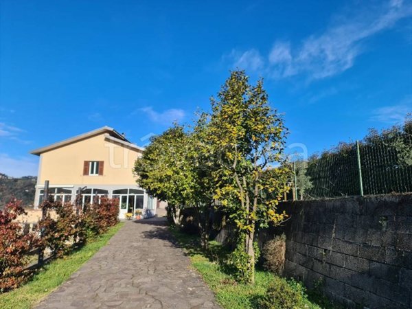 casa indipendente in vendita a Beverino