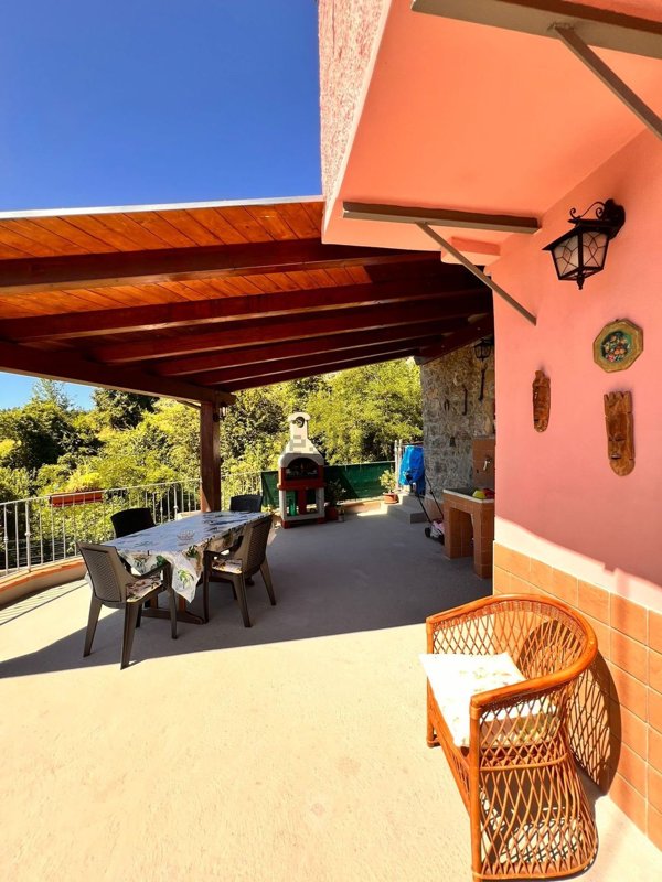 casa indipendente in vendita a Beverino