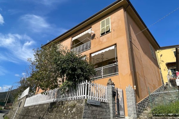 casa indipendente in vendita a Beverino