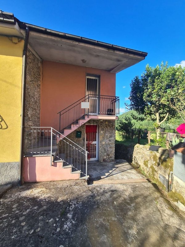 casa semindipendente in vendita a Beverino