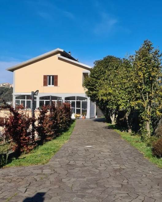 casa indipendente in vendita a Beverino