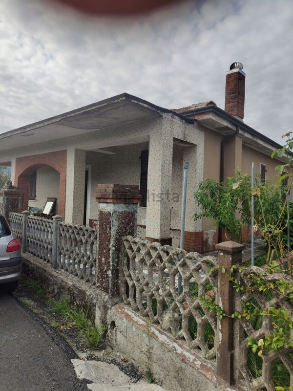 casa indipendente in vendita a Beverino