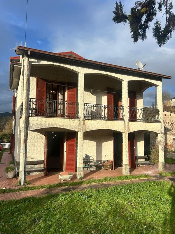 casa indipendente in vendita a Beverino