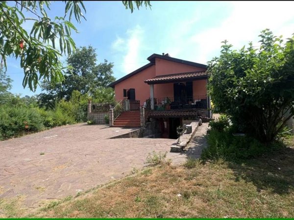casa indipendente in vendita a Beverino