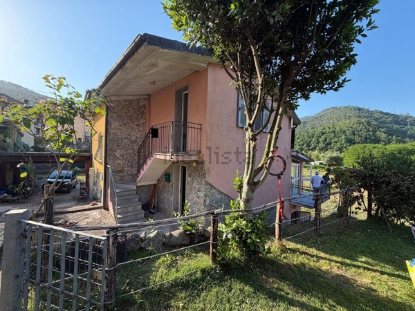 casa indipendente in vendita a Beverino