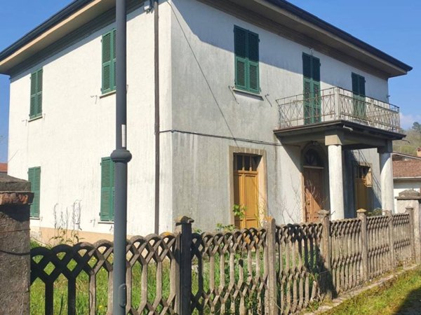 casa indipendente in vendita a Beverino