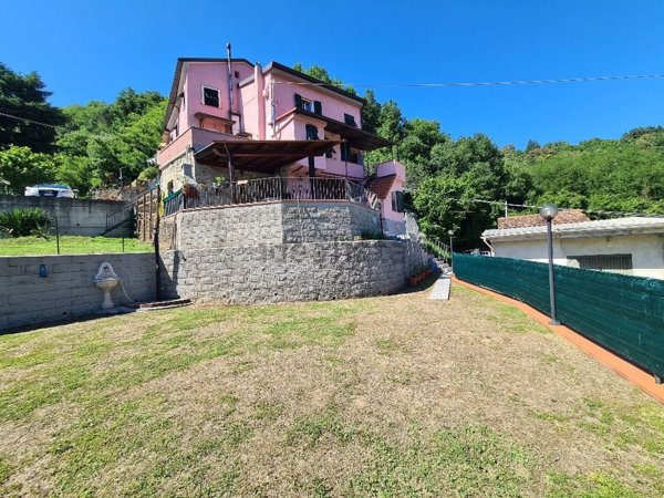 casa indipendente in vendita a Beverino