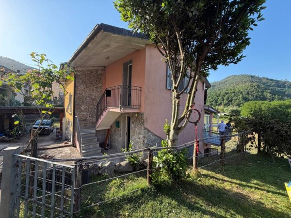 casa indipendente in vendita a Beverino