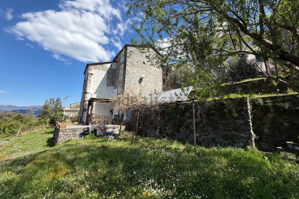 casa indipendente in vendita a Beverino