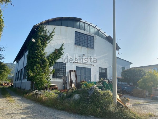 capannone in vendita a Bolano