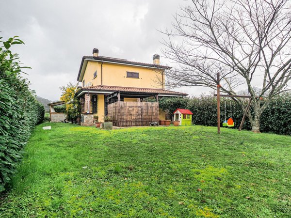 casa indipendente in vendita a Brugnato