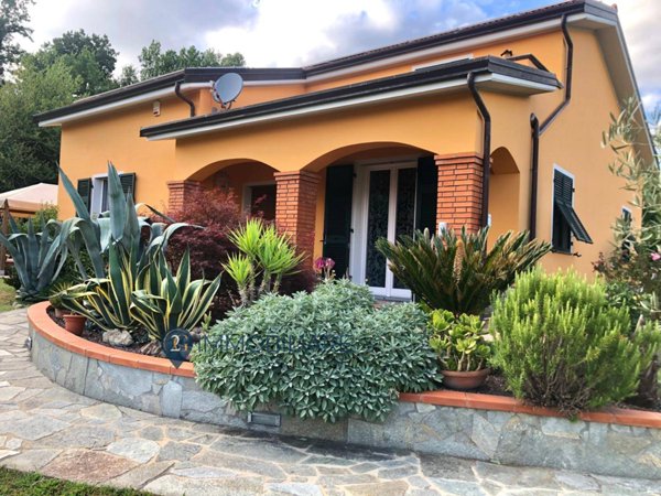 casa indipendente in vendita a Brugnato