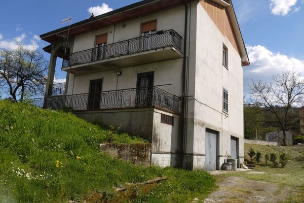 casa indipendente in vendita a Brugnato