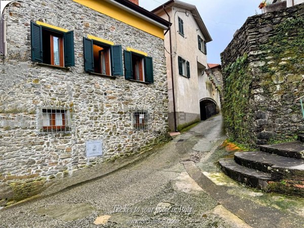 casa indipendente in vendita a Calice al Cornoviglio