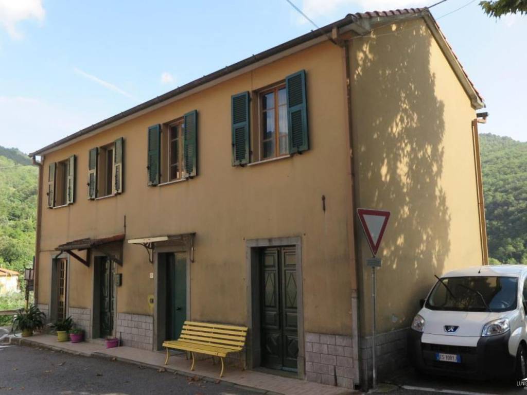 casa indipendente in vendita a Calice al Cornoviglio