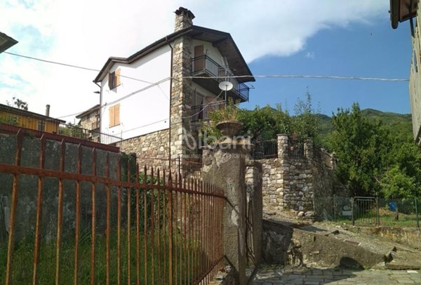 casa indipendente in vendita a Calice al Cornoviglio in zona Villagrossa