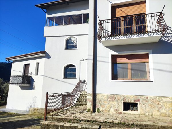 appartamento in vendita a Calice al Cornoviglio in zona Madrignano