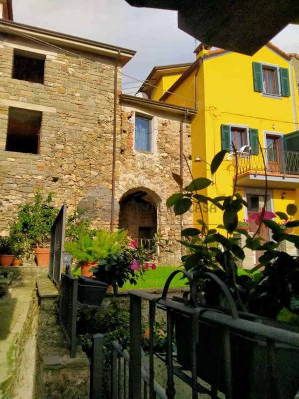 casa indipendente in vendita a Calice al Cornoviglio