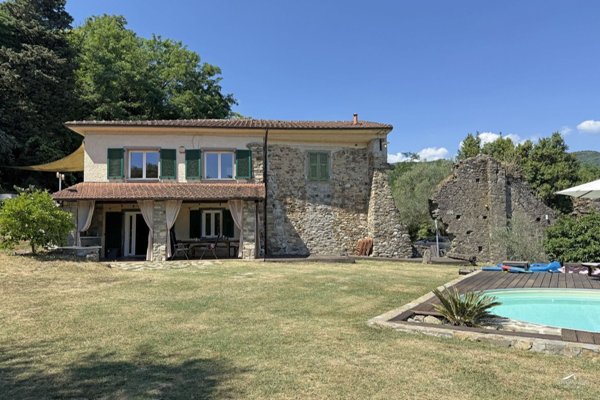 casa indipendente in vendita a Calice al Cornoviglio in zona Madrignano