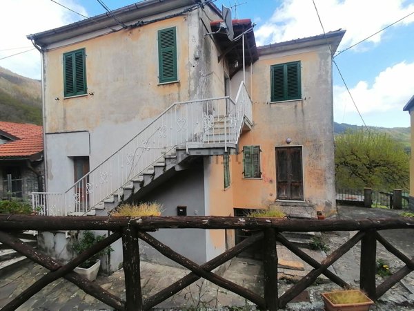 casa indipendente in vendita a Calice al Cornoviglio in zona Villagrossa
