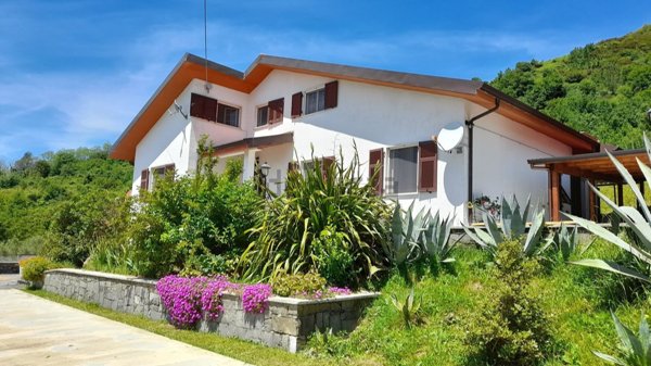 casa indipendente in vendita a Calice al Cornoviglio