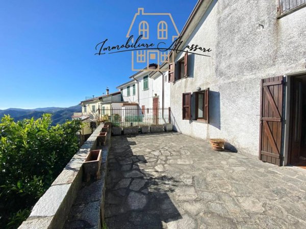 casa indipendente in vendita a Calice al Cornoviglio